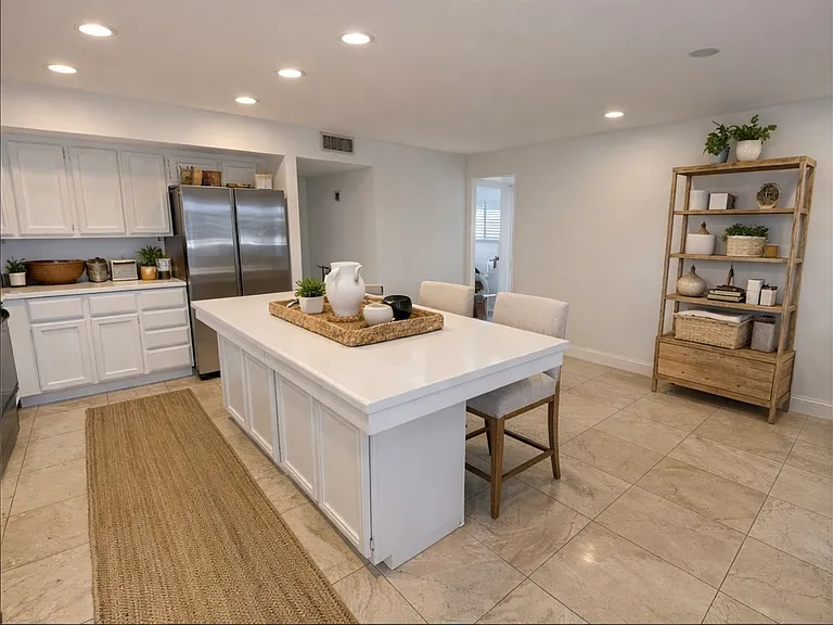 8130 E Del Laton Dr — Photo 3