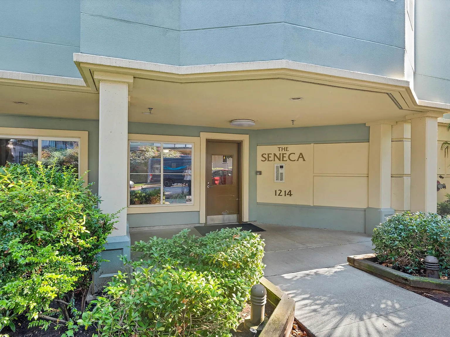 Seneca — Photo 3