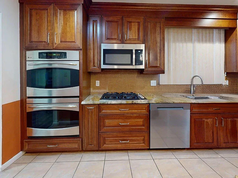669 N Henderson Rd — Photo 66