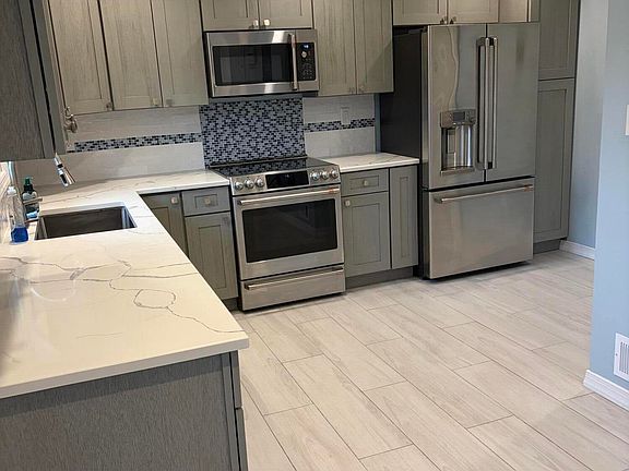 3rd image of 4 Cheltenham Place #604