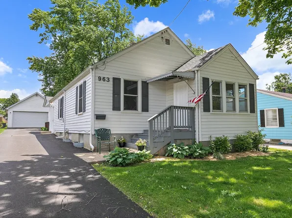 963 Lavoie Ave, Elgin, IL 60120