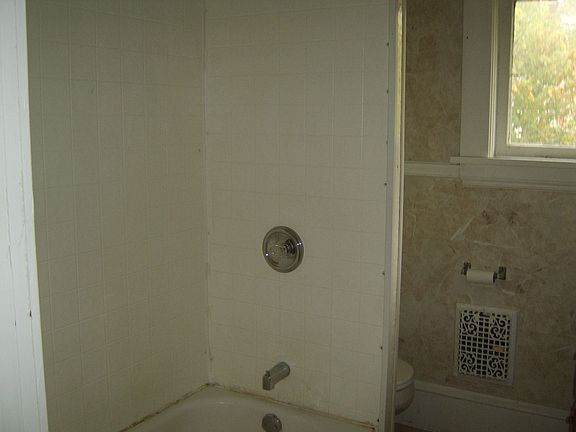 4th image of 406 S Street Clair St