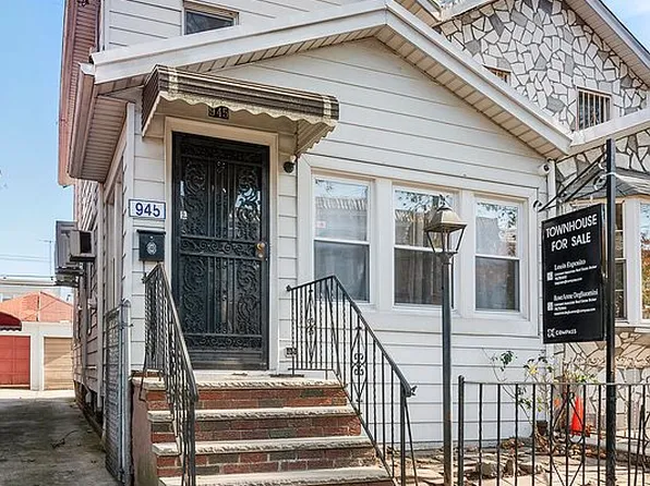 945 E 32nd St, Brooklyn, NY 11210