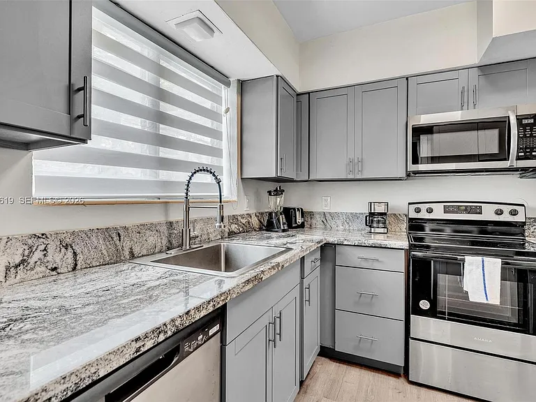 10002 E Bay Harbor Dr #7 — Photo 14