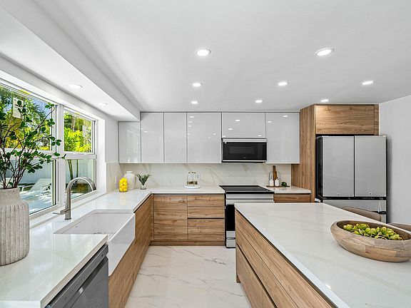 3rd image of 833 SW 5th Street