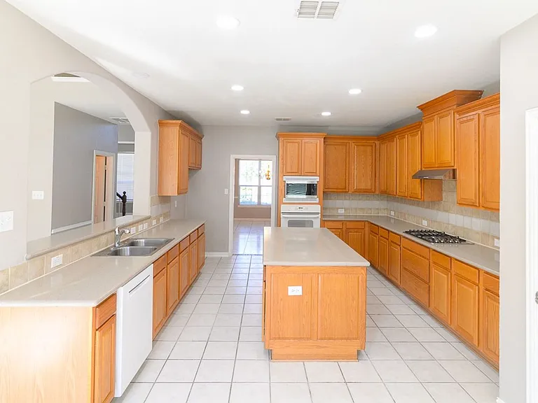 9605 Pinehurst Dr — Photo 8
