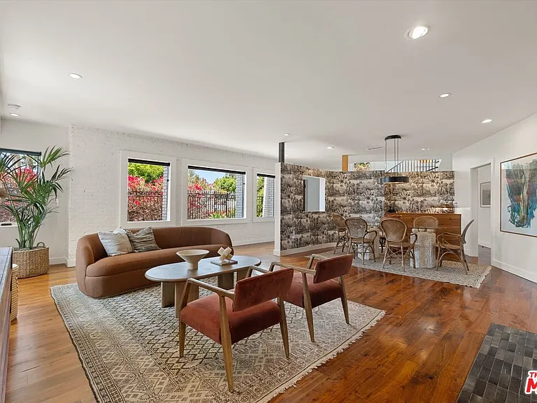 2700 Glendower Ave — Photo 2