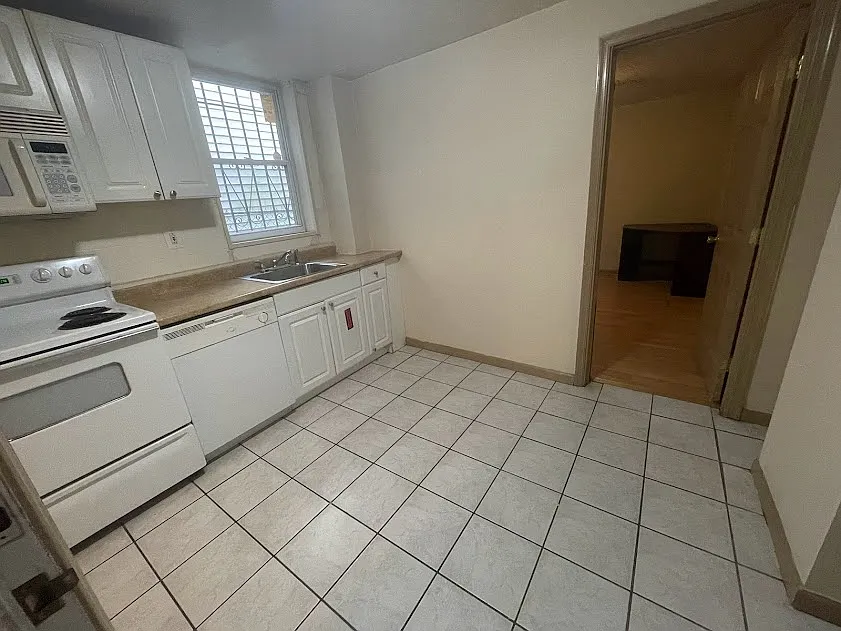 Kitchen - 3103 Haverford Ave #1