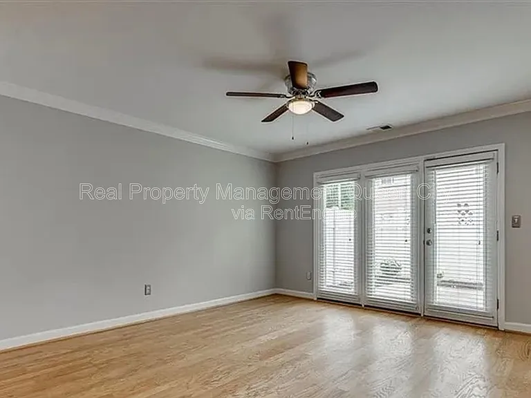 1224 Green Oaks Ln #B — Photo 5
