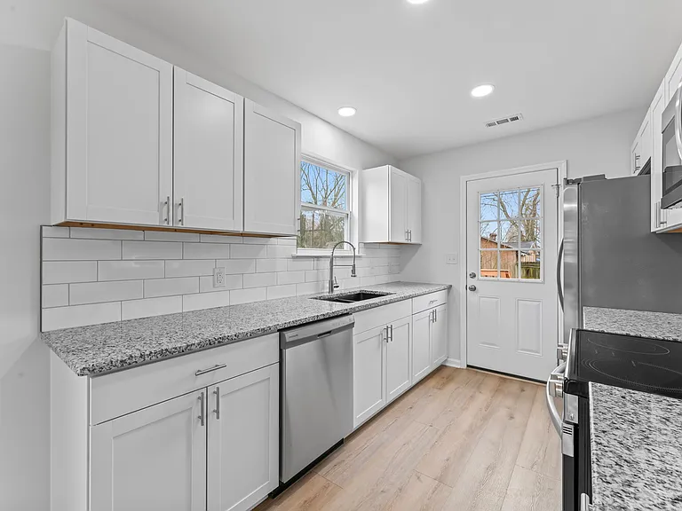 329 Simpson St — Photo 10