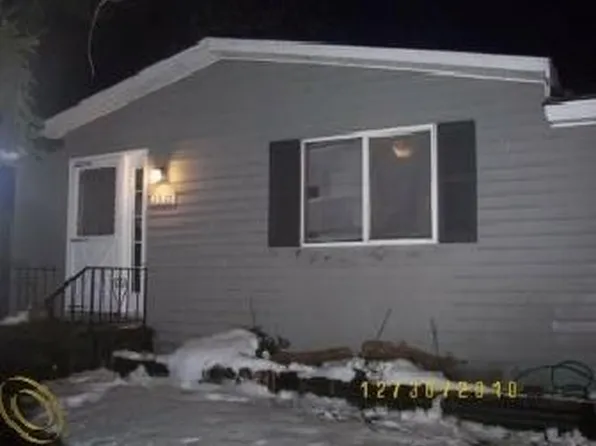 2375 Oakland Dr, Highland, MI 48356