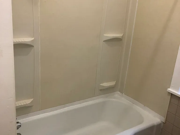 nice tub with shower