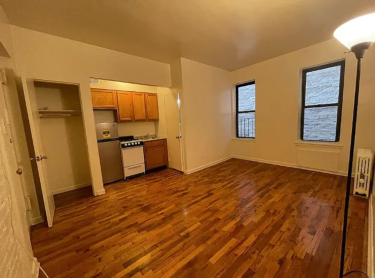 220 E 29th St #2G — Photo 2