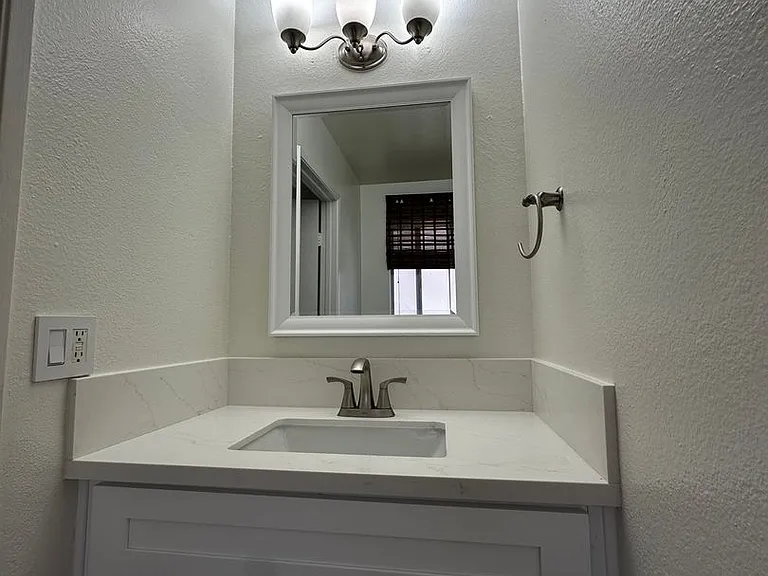 637 Beverly Pl — Photo 4