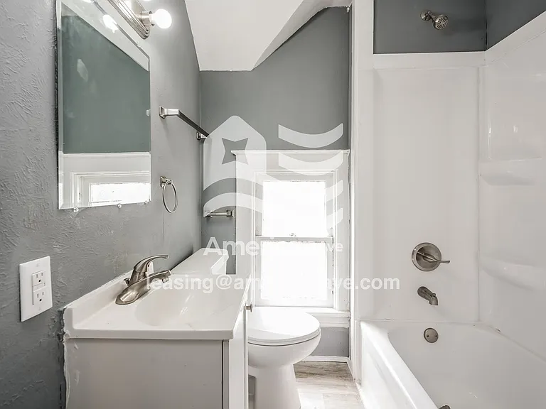 1893455_008_wm_-_main_bathroom_12877812.jpg