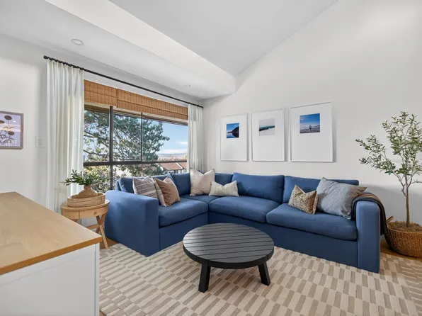 210 W 2nd St #330, North Vancouver, BC V7M 1C6