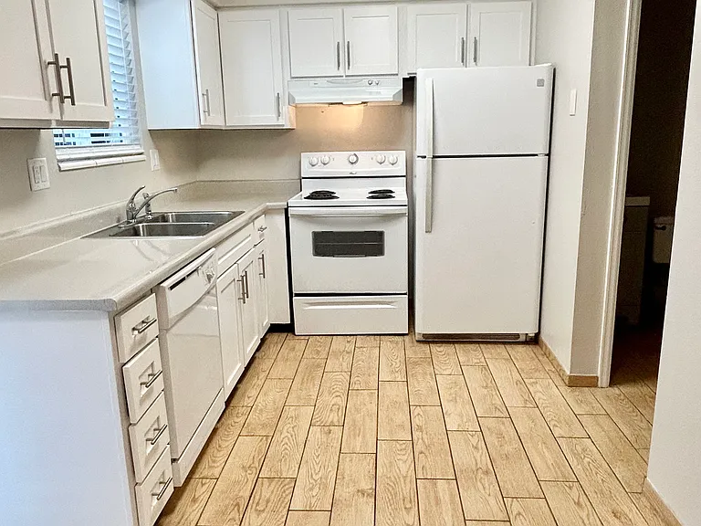 Explore this bright and inviting kitchen, perfect for culinary enthusiasts. Explore this bright and inviting kitchen, perfect for culinary enthusiasts.