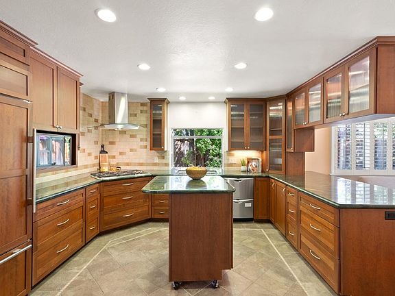 5th image of 19360 Melinda Cir