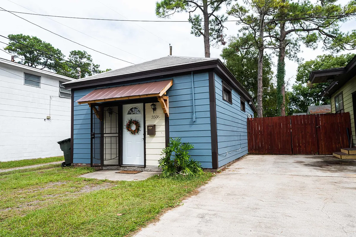 Exterior - 3506 Barnard St