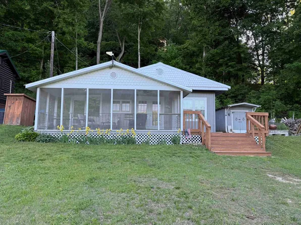 311 Mallard Ln, Garnavillo, IA 52049