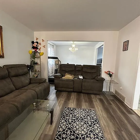 8351 Kingston Cres — Photo 10