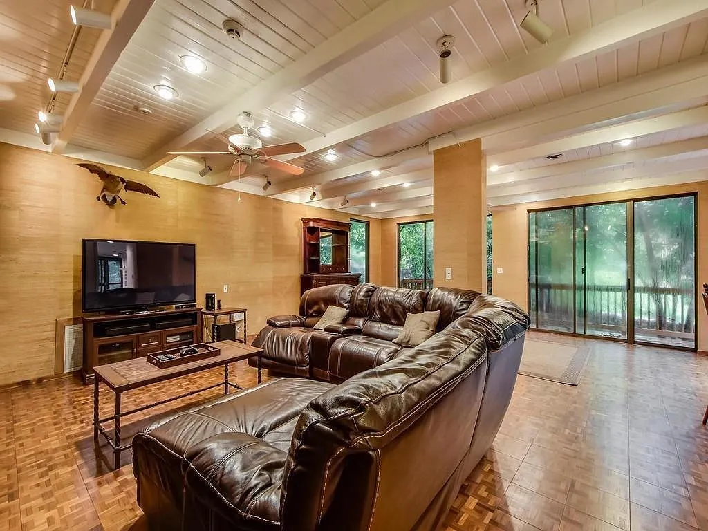 6 bed, 4246 sqft, $13,000 — Photo 2
