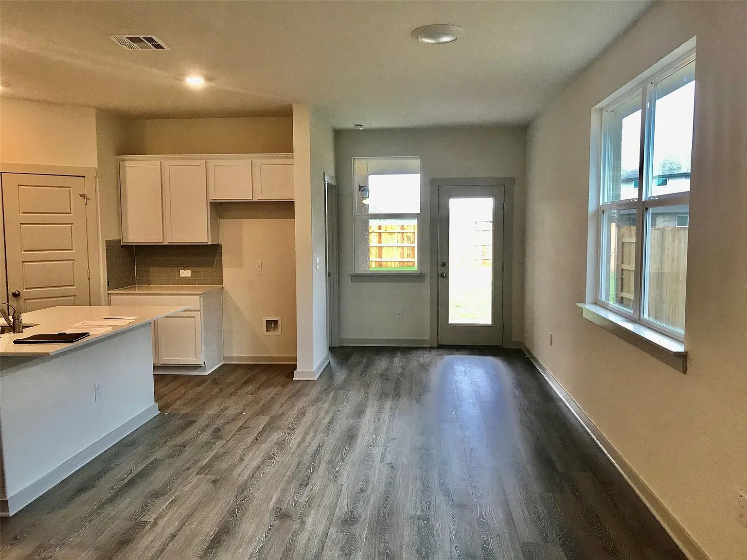 4 bed, 3.0 bath, 2384 sqft, $2,350 — Photo 4