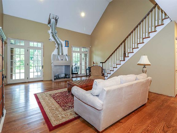4th image of 10 Renwick Ave