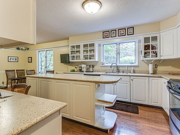 3rd image of 723 Dogwood Dr