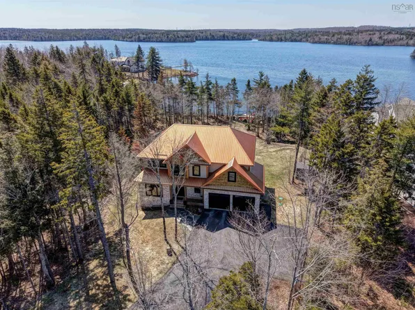 460 McCabe Lake Dr, Halifax, NS B4E 0N6