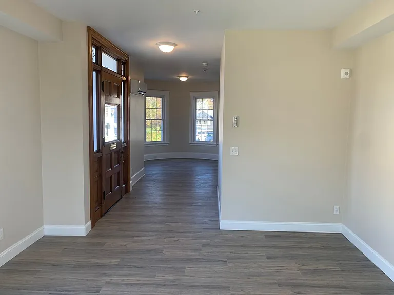 129 Kenoza Ave — Photo 10