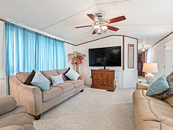 4th image of 916 Periwinkle Pl.