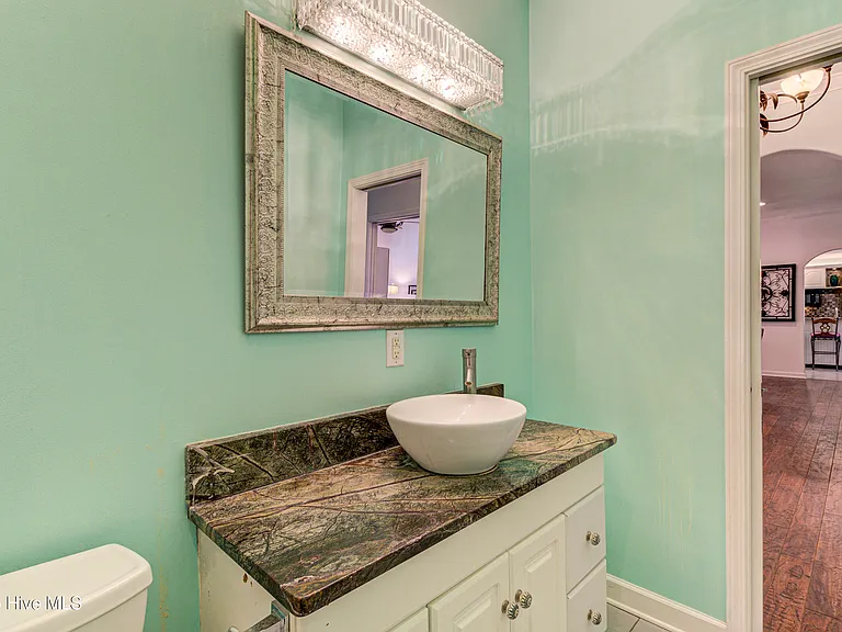 613 Clarendon Ave — Photo 25