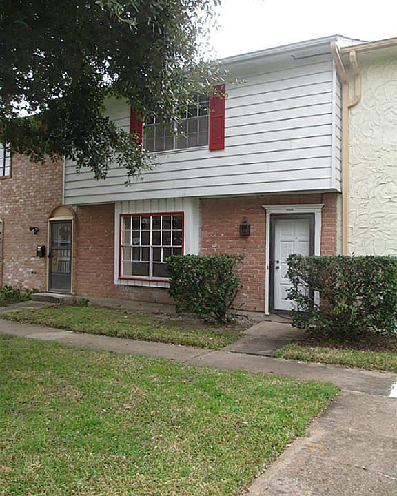 Large 3 bedroom 2 and 1/2 bath, 2 story townhome with bright and open floor plan. House is on greenb
