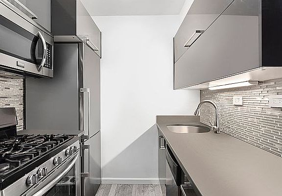 3rd image of 55 E 9th St APT 10C