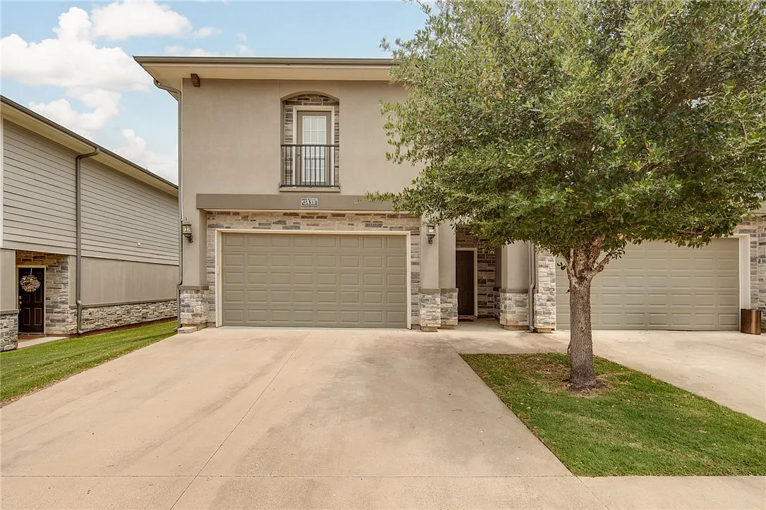4 bed, 4.5 bath, 2099 sqft, $2,800 — Photo 1