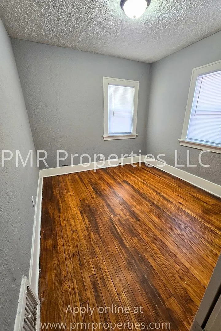 2 Bedrooms/1 Bathroom House — Photo 4