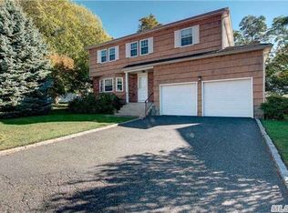 1 Darthmouth Dr, Glen Cove, NY 11542