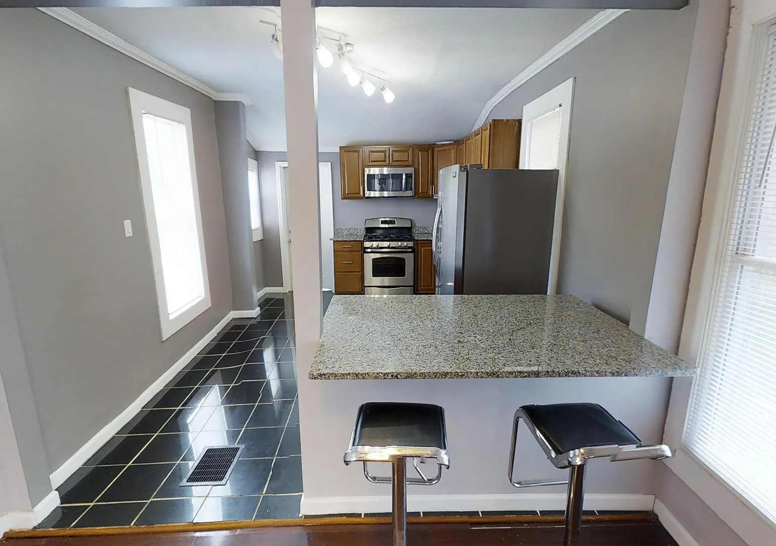 5 bed, 1.5 bath, $3,125 — Photo 3