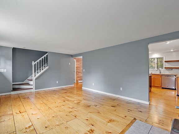 5th image of 104 Sawyer St