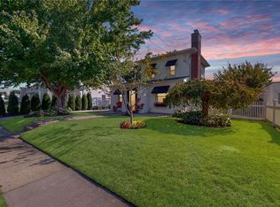 15 Murray Rd, Hicksville, NY 11801