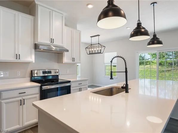 2293 Monaco St NW, Uniontown, OH 44685