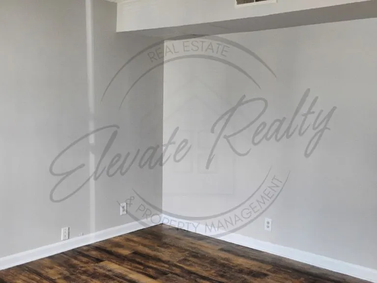 2437 Woodale Ln — Photo 9