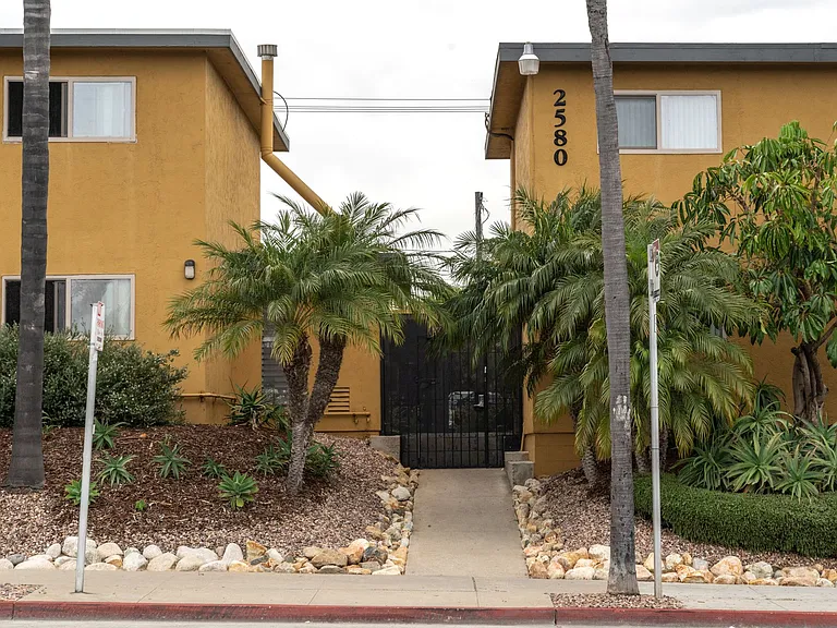 C St — Photo 3