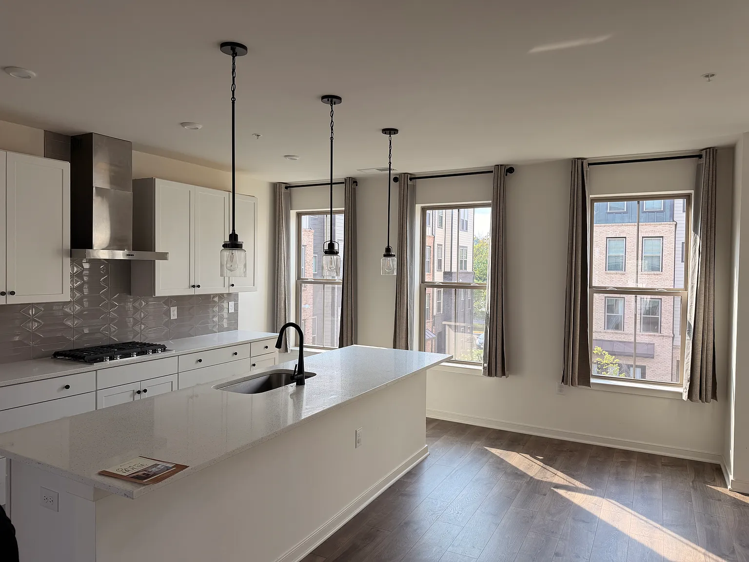 3 bed, 2.5 bath, 2470 sqft, $950 — Photo 1