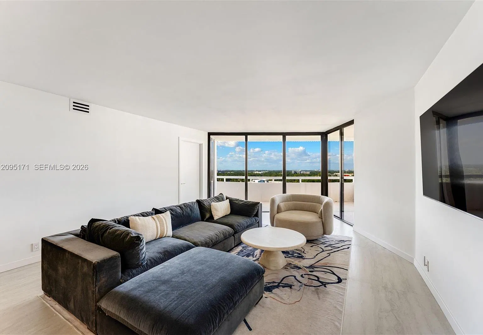 Towers Of Quayside Condo — Photo 4