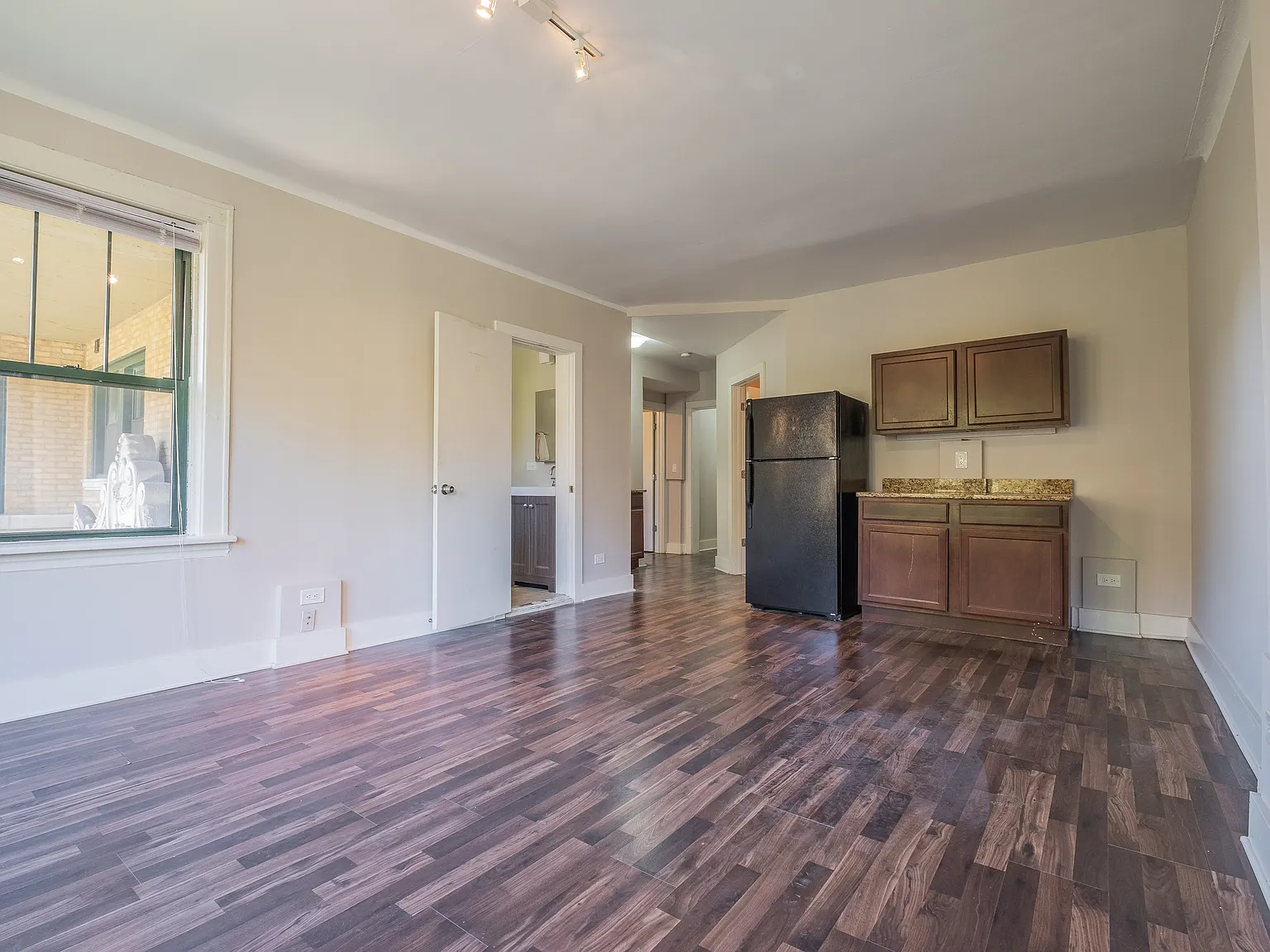 4706 N Beacon — Photo 2