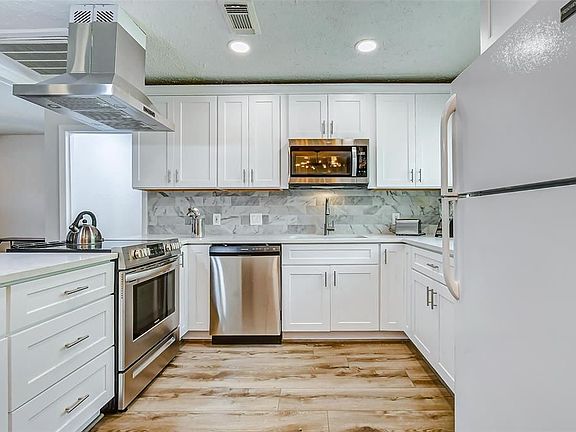 3rd image of 9530 Chesterfield Dr
