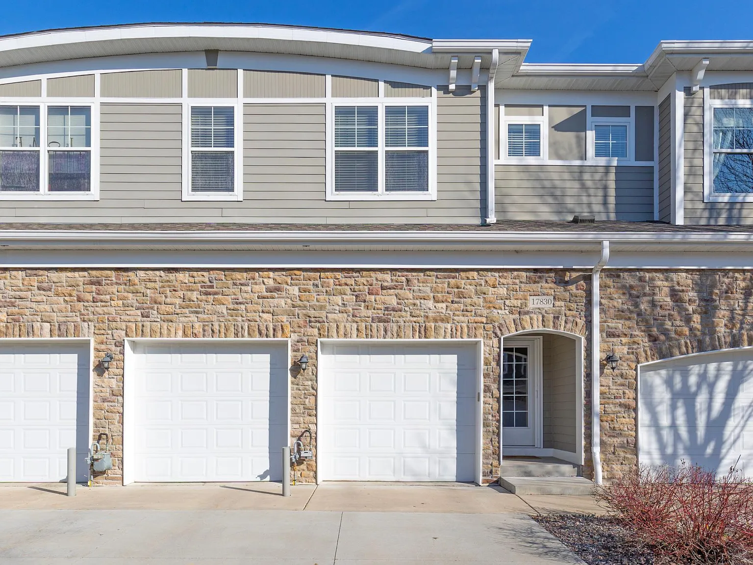 3 bed, 2.5 bath, 3194 sqft, $3,500 — Photo 1