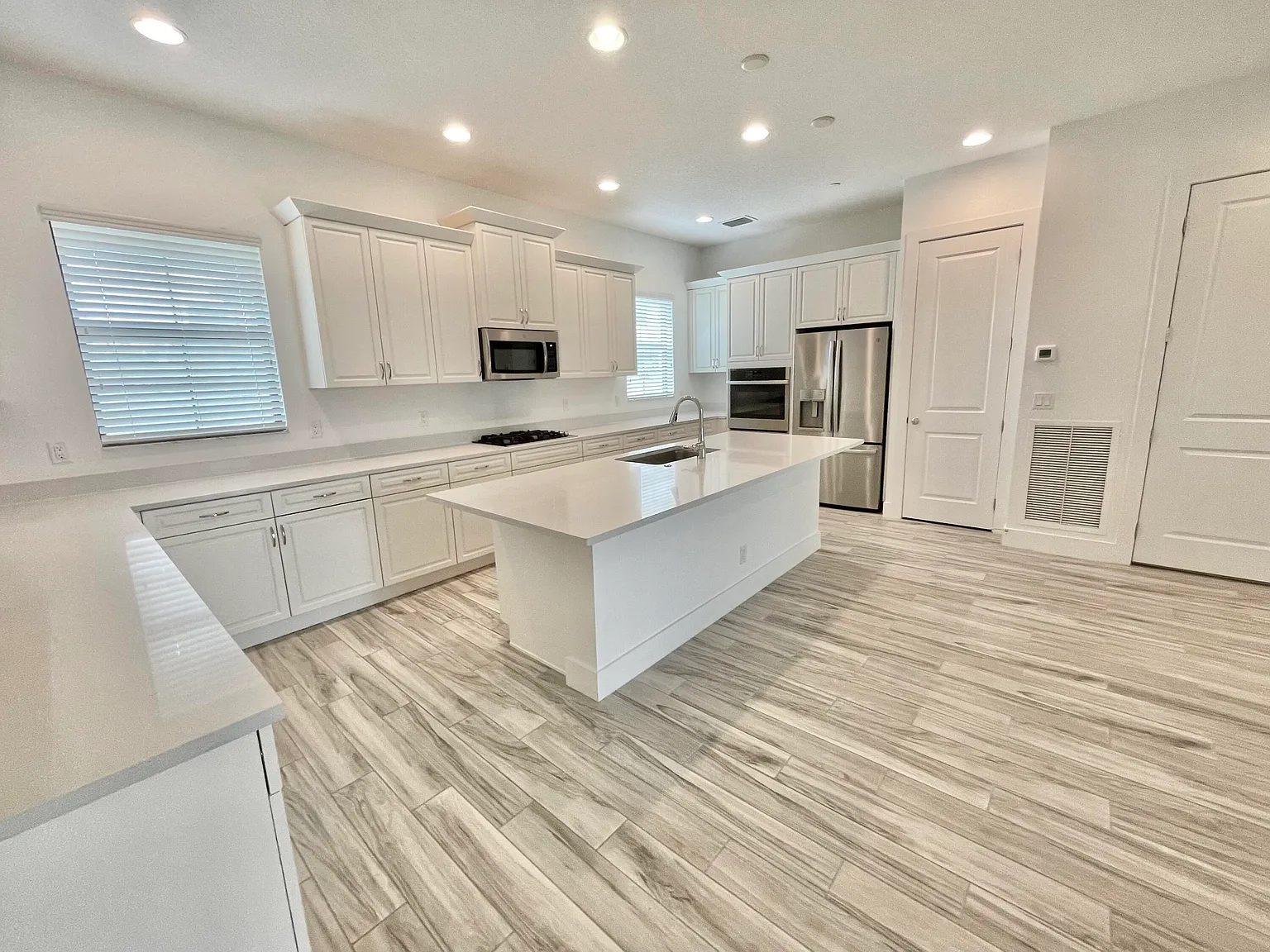 4 bed, 3.5 bath, 2252 sqft, $5,400 — Photo 4